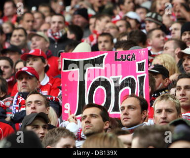 FC Bayern München Fans halten ein Plakat Jubel Stürmer Luca Toni beim Bundesligaspiel Borussia Dortmund V FC Bayern München im Signal-Iduna-Park-Stadion von Dortmund, Deutschland, 28. Oktober 2007. Das Spiel endete mit einem torlosen Remis. Foto: Franz-Peter Tschauner Stockfoto