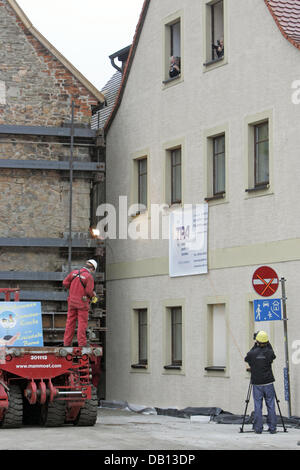 Es wird immer eng auf den letzten Metern bei der Emmaus-Kirche mit einem speziellen Fahrzeug in Borna, Deutschland, 30. Oktober 2007 verschoben wird. Aufgrund der nahenden Kohle-Streifen wird die 750-Tonnen schweren Kirche Bergbau zwölf Kilometer von Heuersdorf nach Borna transportiert. Auf dem Weg zu seiner neuen Ziel zwei Zug mussten Kreuzungen und drei Brücken bestanden werden, bevor die Dienste wieder auf die ch gehalten werden kann Stockfoto