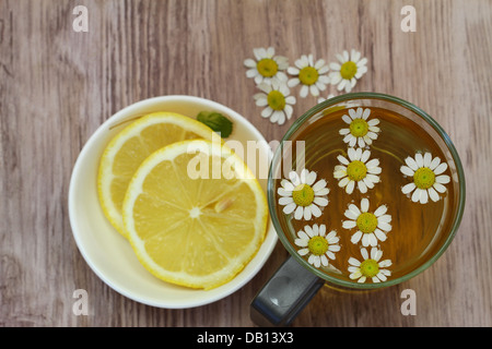 Hol dir gut Hinweis, Kamillentee und frischer Zitrone Stockfoto