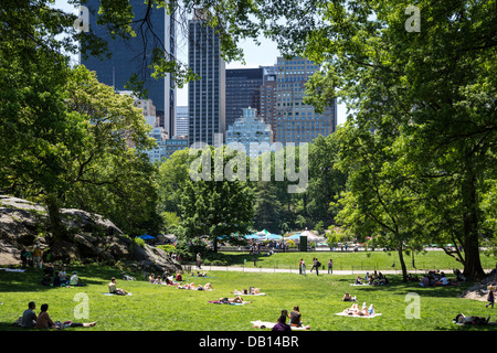 Skyline von Midtown Manhattan mit Blick auf Central Park und Victorian Gardens in Wollman Rink, NYC Stockfoto