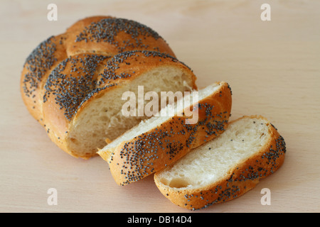 Challah Schnittbrot auf Holzbrett Stockfoto