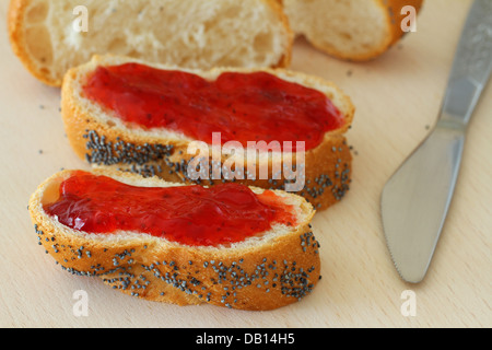 Challah Scheiben mit Erdbeermarmelade Stockfoto