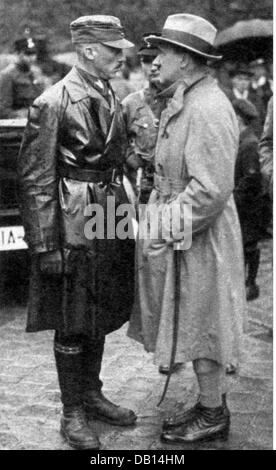 Hitler, Adolf, 20.4.1889 - 30.4.1945, deutscher Politiker (NSDAP), mit dem Führer der SA Franz Pfeffer von Salomons, ca. 1928, Stockfoto