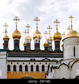 Kuppeln der Kirchen Terem-Palast und Kirche der Ablagerung des Gewandes im Moskauer Kreml Stockfoto