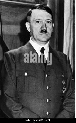 Hitler, Adolf, 20.4.1889 - 30.4.1945, deutscher Politiker (NSDAP), Reichskanzler 30.1.1933 - 30.4.1945, halbe Länge, Anfang der 40er Jahre, Stockfoto