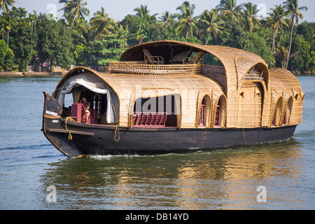 Reis-Bootsfahrt in den Backwaters von Kerala, Indien Stockfoto