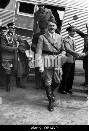 Hitler, Adolf, 20.4.1889 - 30.4.1945, deutscher Politiker (NSDAP), Reichskanzler 30.1.1933 - 30.4.1945, unterwegs mit dem Flugzeug, Bildunterschrift: "Der Führer, der die Luftfahrt mit seinem Vorbild unterstützt", ca. 1934, Stockfoto