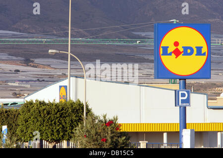 Ein Lidl ist Shop abgebildeten El Ejido, Spanien, 15. Oktober 2006.  Auf der Rückseite abgebildet ist "Sea of Plastic" von 27.000 Gewächshäusern mit mehr als 350 Skm in der Provinz Almeria. Foto: Bodo Marks Stockfoto