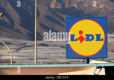 Ein Lidl ist Shop abgebildeten El Ejido, Spanien, 20. Oktober 2007.  Auf der Rückseite abgebildet ist "Sea of Plastic" von 27.000 Gewächshäusern mit mehr als 350 Skm in der Provinz Almeria. Foto: Bodo Marks Stockfoto