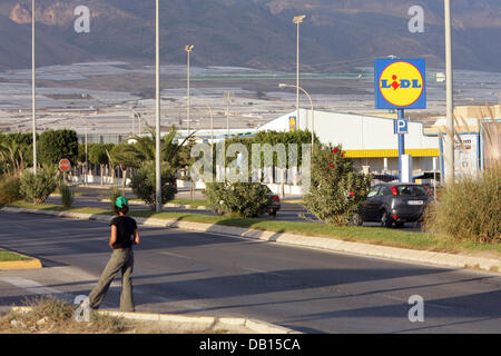 Ein Lidl ist Shop abgebildeten El Ejido, Spanien, 15. Oktober 2006.  Auf der Rückseite abgebildet ist "Sea of Plastic" von 27.000 Gewächshäusern mit mehr als 350 Skm in der Provinz Almeria. Foto: Bodo Marks Stockfoto