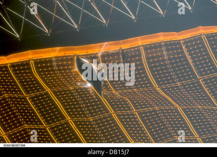 Das Bild veröffentlicht von uns Weltraumorganisation NASA zeigt einen Riss im rechten Flügel der ISS Sonnensegel P6 4 b am 30. Oktober 2007. Wie NASA am 01. November kündigt, werden die zwei Risse in das Sonnensegel während seiner Weltraumspaziergang am 03 November von Astronaut Scott Parazynski repariert werden. Hierzu wird der Kran von der ISS, die zu kurz ist, erweitert mit der "Entdeckung" des Shuttles Inspektion boo Stockfoto