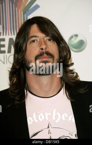 US-Musiker Dave Grohl, Mastermind der US-Rockband Foo Fighters, wirft, da er auf dem roten Teppich für die 2007 MTV Europe Music Awards in München, 1. November 2007 kommt. Foto: HUBERT BOESL Stockfoto