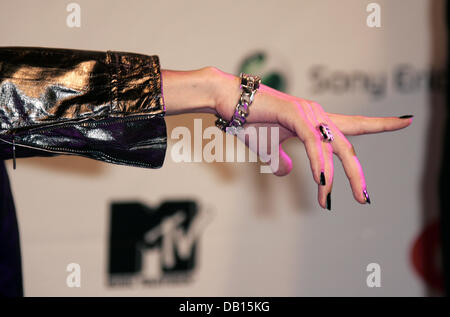 Die Hand von Bill Kaulitz, Sänger der deutschen pop-Rock-Band Tokio Hotel, wirft, da er auf dem roten Teppich für die 2007 MTV Europe Music Awards in München, 1. November 2007 kommt. Foto: HUBERT BOESL Stockfoto