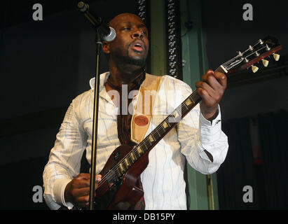 US-Musiker Wyclef Jean führt bei der Sony BMG-Aftershow-Party, die 2007 MTV Europe Music Awards in München, 1. November 2007. Wyclef Jean moderierte den Webcast von EMAs. Foto: Ursula Düren Stockfoto