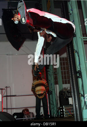 US-Musiker Wyclef Jean führt bei der Sony BMG-Aftershow-Party, die 2007 MTV Europe Music Awards in München, 1. November 2007. Wyclef Jean moderierte den Webcast von EMAs. Foto: Ursula Düren Stockfoto