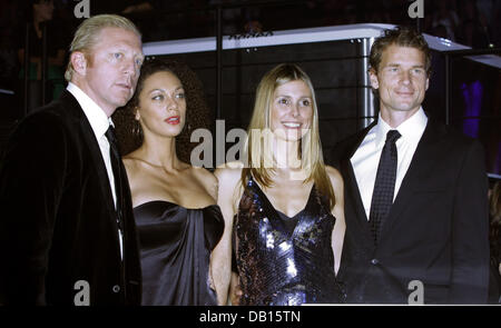 Deutsche Tennis-Legende Boris Becker (L), seine Freundin Sharlely "Lily" Kerssenberg (2-L), deutsche Fußball Mannschaft Torwart Jens Lehmann (R) und seine Frau Conny (2-R) abgebildet auf die 2007 MTV Europe Music Awards in München, 1. November 2007. Foto: HUBERT BOESL Stockfoto