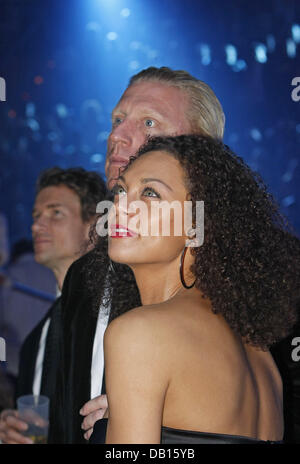 Deutsche Tennis-Legende Boris Becker (zurück) und seine Freundin Sharlely "Lily" Kerssenberg (vorne) während der 2007 MTV Europe Music Awards in München, 1. November 2007 abgebildet. Foto: HUBERT BOESL Stockfoto