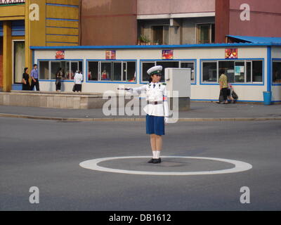 Eine Polizistin Verkehr steuert den bescheidenen Verkehr während sie mitten in einem weißen Kreis auf einer Straße in der Hauptstadt Pyongyang, Nordkorea, 12. September 2007 steht. Anstelle von Ampeln regulieren Menschen Verkehr in der koreanischen Hauptstadt, mit insgesamt 6 Schichten pro Tag alle zwei Stunden ändern. Foto: Thomas Gutschker Stockfoto