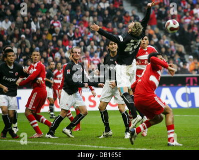 Luca Toni (R) des FC Bayern München wetteifert um den Ball mit Marco Russ (2-R) von Eintracht Frankfurt während der 12. Bundesliga-Spieltag in Allianz-Arena in München, 3. November 2007. Foto: Matthias Schrader (Achtung: EMBARGO! Die DFL ermöglicht die weitere Nutzung der Bilder im IPTV, mobile Dienste und andere neue Technologien frühestens zwei Stunden nach dem Ende des Stockfoto