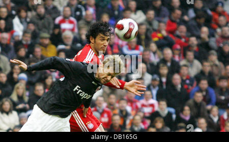 Luca Toni (R) des FC Bayern München wetteifert um den Ball mit Marco Russ von Eintracht Frankfurt während der 12. Bundesliga-Spieltag in Allianz-Arena in München, 3. November 2007. Foto: Matthias Schrader (Achtung: EMBARGO! Die DFL ermöglicht die weitere Nutzung der Bilder im IPTV, mobile Dienste und andere neue Technologien frühestens zwei Stunden nach dem Ende des m Stockfoto