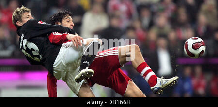 FC Bayern München Spieler Luca Toni (R) wetteifert um den Ball mit Marco Russ von Eintracht Frankfurt während der 12. Bundesliga-Spieltag in Allianz-Arena in München, 3. November 2007. Das Spiel endete mit einem 0: 0 Unentschieden. Foto: Matthias Schrader (Achtung: EMBARGO! Die DFL ermöglicht die weitere Nutzung der Bilder im IPTV, mobile Dienste und andere neue Technologien nicht früher Stockfoto