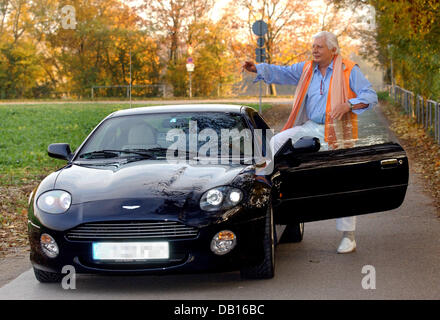 Deutscher Fotograf, Dokumentar-Filmer und Kunstsammler Gunter Sachs tritt aus seinem Aston Martin in München, Deutschland, 2. November 2007. Sachs ist jüngster Sohn des deutschen Tycoon Willy Sachs, der ab 1932 im Besitz "Kugellager Und Motorenwerke Fichtel & Sachs AG". Gunter Sachs wurde in den 1960er und 1970er Jahren als Playbay bekannt und wird eingeschaltet 14. November 2007 75. Foto: Horst Stockfoto