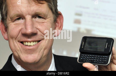 Friedrich Joussen, CEO von Vodafone Deutschland, präsentiert das neue Qbowl-Modell (auch bekannt als F700 auf Vodafone) von Samsung in Düsseldorf, 7. November 2007. Das QBowl wird als Rivale der Telekom exklusiv ich-Telefon während das Weihnachtsgeschäft in diesem Jahr für die Öffentlichkeit vom 9. November 2007 verfügbar sein. Foto: ACHIM SCHEIDEMANN Stockfoto