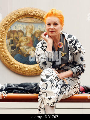 Britsh Modedesignerin Vivienne Westwood stellt bei einer Kunstgalerie Coulture Forum in Berlin, Deutschland, 10. November 2007. Westwood sprach später über ihren Vortrag "Aktiven Widerstand gegen die Propaganda", dass sie eine Reihe von Ereignissen im Zuge der "Berliner Lektion" halten wird.  Foto: GERO BRELOER Stockfoto