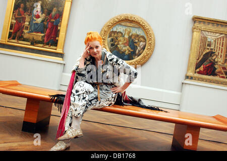 Britsh Modedesignerin Vivienne Westwood stellt bei einer Kunstgalerie Coulture Forum in Berlin, Deutschland, 10. November 2007. Westwood sprach später über ihren Vortrag "Aktiven Widerstand gegen die Propaganda", dass sie eine Reihe von Ereignissen im Zuge der "Berliner Lektion" halten wird.  Foto: GERO BRELOER Stockfoto