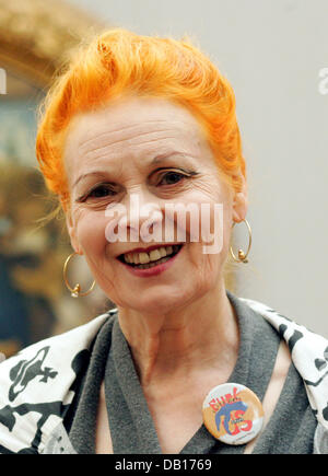 Britsh Modedesignerin Vivienne Westwood stellt bei einer Kunstgalerie Coulture Forum in Berlin, Deutschland, 10. November 2007. Westwood sprach später über ihren Vortrag "Aktiven Widerstand gegen die Propaganda", dass sie eine Reihe von Ereignissen im Zuge der "Berliner Lektion" halten wird.  Foto: GERO BRELOER Stockfoto