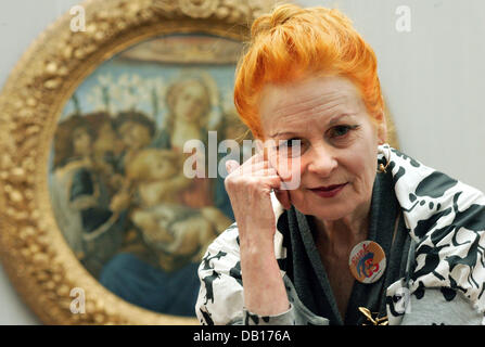 Britsh Modedesignerin Vivienne Westwood stellt bei einer Kunstgalerie Coulture Forum in Berlin, Deutschland, 10. November 2007. Westwood sprach später über ihren Vortrag "Aktiven Widerstand gegen die Propaganda", dass sie eine Reihe von Ereignissen im Zuge der "Berliner Lektion" halten wird.  Foto: GERO BRELOER Stockfoto