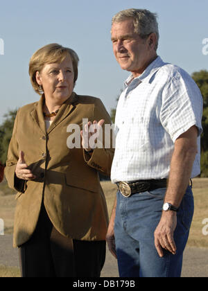 US-Präsident George W. Bush begrüßt Bundeskanzlerin Angela Merkel auf seiner Ranch in Crawford, USA, 9. November 2007. Merkel und Bush vereinbart, für eine diplomatische Lösung der Atomstreit mit dem Iran zusammenzuarbeiten. Foto: Steffen Kugler/BPA Stockfoto