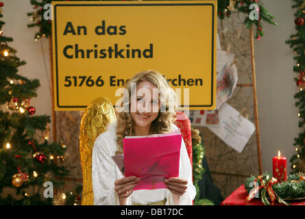 Ein Modell verkleidete sich als das "Christkind" (Christkind) akzeptiert, dass Kinder in Engelskirchen, Deutschland, 12. November 2007 Weihnachtswünsche. Das Christkind ist Deutschlands traditionelles Weihnachten Giftbringer. 130.000 Buchstaben gefüllt mit Weihnachtswünsche aus 54 verschiedenen Ländern kamen in Engelskirchen Postamt während der letztjährigen Christamas Saison. Foto: OLIVER BERG Stockfoto