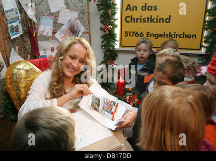 Ein Modell verkleidete sich als das "Christkind" (Christkind) akzeptiert, dass Kinder in Engelskirchen, Deutschland, 12. November 2007 Weihnachtswünsche. Das Christkind ist Deutschlands traditionelles Weihnachten Giftbringer. 130.000 Buchstaben gefüllt mit Weihnachtswünsche aus 54 verschiedenen Ländern kamen in Engelskirchen Postamt während der letztjährigen Christamas Saison. Foto: OLIVER BERG Stockfoto