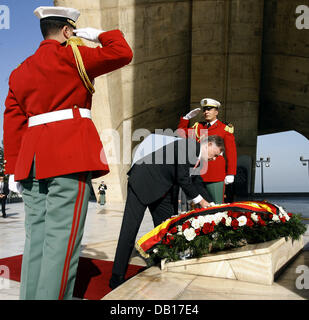 Der deutsche Bundespräsident Horst Köhler legt einen Kranz am Denkmal für die Opfer von den algerischen Unabhängigkeitskampf in Algier, Algerien, 12. November 2007. Köhler ist derzeit auf einem sieben-Tagesausflug nach Nordafrika, auch Besuch von Mauretanien und Malta. Foto: WOLFGANG KUMM Stockfoto