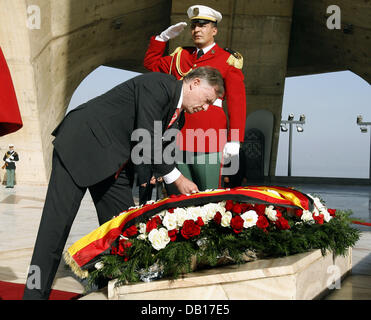 Der deutsche Bundespräsident Horst Köhler legt einen Kranz am Denkmal für die Opfer von den algerischen Unabhängigkeitskampf in Algier, Algerien, 12. November 2007. Köhler ist derzeit auf einem sieben-Tagesausflug nach Nordafrika, auch Besuch von Mauretanien und Malta. Foto: WOLFGANG KUMM Stockfoto