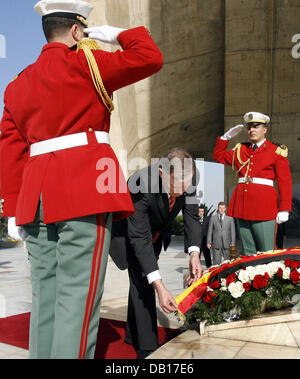 Der deutsche Bundespräsident Horst Köhler legt einen Kranz am Denkmal für die Opfer von den algerischen Unabhängigkeitskampf in Algier, Algerien, 12. November 2007. Köhler ist derzeit auf einem sieben-Tagesausflug nach Nordafrika, auch Besuch von Mauretanien und Malta. Foto: WOLFGANG KUMM Stockfoto