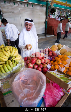 Obst-Anzeige bei Souk al-Alawi Markt in alte Dschidda (Al-Balad), Jeddah, Saudi Arabien. Stockfoto