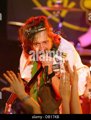 Eugene Hutz, führt Sänger der Band "Gipsy Punk" "Gogol Bordello" bei der Band-Tour-Start in einer Disco in Frankfurt Main, Deutschland, 12. November 2007. Foto: Uwe Anspach Stockfoto