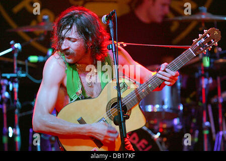 Eugene Hutz, führt Sänger der Band "Gipsy Punk" "Gogol Bordello" bei der Band-Tour-Start in einer Disco in Frankfurt Main, Deutschland, 12. November 2007. Foto: Uwe Anspach Stockfoto