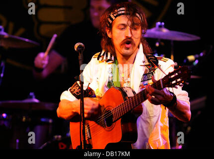 Eugene Hutz, führt Sänger der Band "Gipsy Punk" "Gogol Bordello" bei der Band-Tour-Start in einer Disco in Frankfurt Main, Deutschland, 12. November 2007. Foto: Uwe Anspach Stockfoto