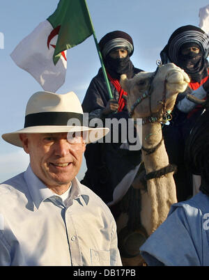 German President Horst Koehler (C) ist mit Touareg Menschen im Tussili National Park in der Nähe von Djanet, Algerien, 13. November 2007 abgebildet. Köhler und seine Frau Eva ging auf einen sieben-Tage-Zustand nach Nordafrika zu besuchen. Sie besuchen auch Mauretanien und Malta. Foto: WOLFGANG KUMM Stockfoto