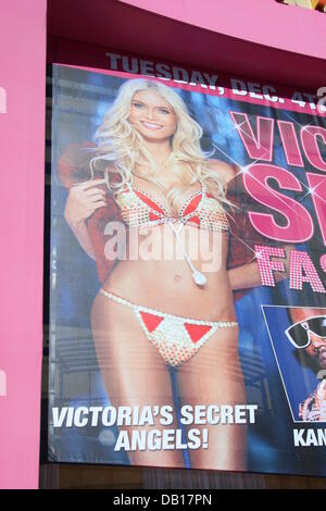 Heidi Klum als Poster-Girl feiert Victorias Secret 25. Jahrestag vor Kodak Theater in Los Angeles, USA, 13. November 2007. Foto: Hubert Boesl Stockfoto