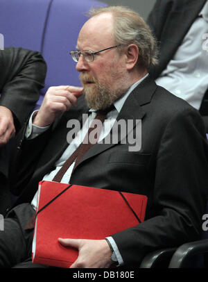 Der Vizepräsident des Deutschen Bundestages, Wolfgang Thierse (SPD) folgt die Debatte in Berlin, Deutschland, 15. November 2007. Der Bundestag ist über den weiteren Einsatz von Bundeswehrsoldaten in Operation Enduring Freedom (OEF) abstimmen. Thierse war hart kritisiert durch eine Erklärung zum ehemaligen deutschen Bundeskanzler Kohl und hat jetzt seine Regrett ausgesprochen. Er sagte die deutsche Presse-Agentur " Stockfoto