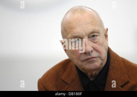 Deutschen Künstler Georg Baselitz fotografiert in "Deichtorhallen" Messehallen in Hamburg wird, 15. November 2007. "Deichtorhallen" präsentiert Baselitz "umfassende"Russenbilder"("russische Gemälde") Serie von 16. November 2007 bis 3. Februar 2008. Foto: SEBASTIAN WIDMANN Stockfoto