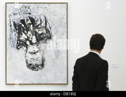 Ein Mann schaut auf das Bild "A ta Sante" (2001) des deutschen Künstlers Georg Baselitz in der Ausstellung "Georg Baselitz: sterben Russenbilder" in "Deichtorhallen" Messehallen in Hamburg wird, 15. November 2007. "Deichtorhallen" präsentiert Baselitz "umfassende"Russenbilder"("russische Gemälde") Serie von 16. November 2007 bis 3. Februar 2008. Foto: SEBASTIAN WIDMANN Stockfoto