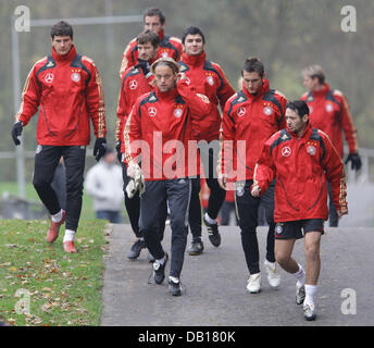 Spieler der deutschen Fußball-team Mario Gomez, Arne Friedrich (L-R), Christoph Metzelder, Torwart Timo Hildebrand, Serdar Tasci, Miroslav Klose, Oliver Neuville, Tim Borowski während einer Teamübung auf das Trainingsgelände des Sporthotel Fuchsbachtal in Barsinghausen, Deutschland, 15. November 2007 gezeigt. Die Nationalmannschaft bereitet sich auf die EM 2008-Qualifikationsspiel gegen Zypern Stockfoto