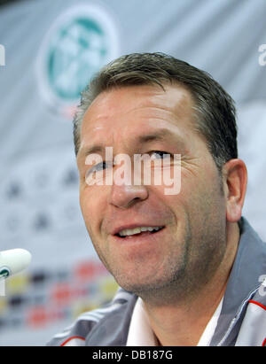 Während einer Pressekonferenz des deutschen Fußball-Bundes (DFB) in der AWD-Arena in Hannover, 16. November 2007 ist Andreas Köpke Torwarttrainer der deutschen Fußball-Nationalmannschaft abgebildet. Foto: Peter Steffen Stockfoto