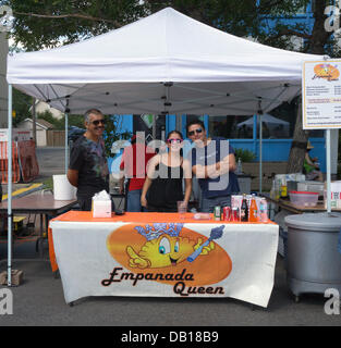 Calgary, Alberta. 21. Juli, 2013. Empanada stand in der Sonne und Salsa Festival im Kensington Viertel von Calgary, Alberta, Kanada am Sonntag, 21. Juli 2013. Diese jährliche Veranstaltung bringt Kapital für Nächstenliebe und präsentiert lokale Unternehmen. Credit: Rosanne Tackaberry/Alamy leben Nachrichten Stockfoto