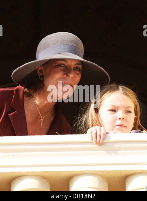 Prinzessin Caroline von Monaco und Hannover (L) und ihre Tochter Prinzessin Alexandra von Hanover (R) Lächeln aus dem Balkon, die Teilnahme an einer Parade zu Monacos Nationalfeiertag Zeremonien in Monte Carlo, Monaco, 19. November 2007. Foto: Albert Nieboer (Niederlande) Stockfoto